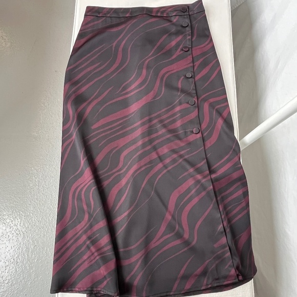 Simons Dresses & Skirts - Simons (2/XS) Contemporaine midi skirt, fully lined, black & burgundy,.